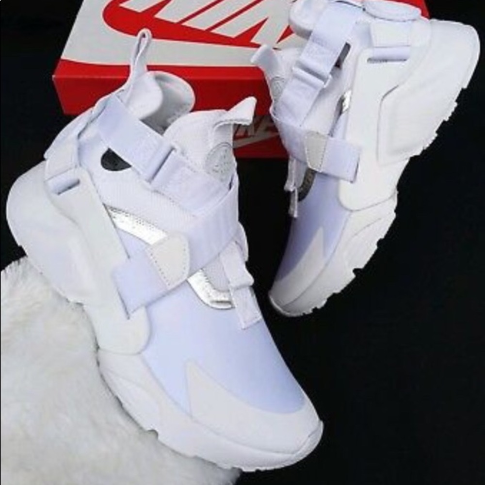 SOLD-NIKE HUARACHE CITY WOMEN'S SIZE 7.5 BRAND NEW - Picture 1 of 8